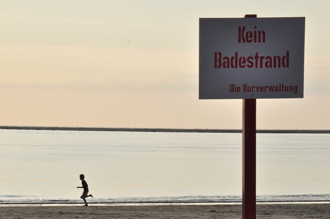 Jagdszenen auf Borkum: Der rosa Riesendarm (nicht im Bild) greift an (Foto: Munich Globe Bloggers) Jagdszenen auf Borkum: Der rosa Riesendarm (nicht im Bild) greift an (Foto: Munich Globe Bloggers)
