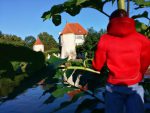 „What did you expect?‟ fragte die Rüstung. „Old Nessie playing Amacing Grace on the Dudelsack?‟ „Not exactly‟, sagte Jimmy. „Rather a kiss, deeper than all roses.‟ (Foto: Munich Globe Bloggers/Tara Tulpe)