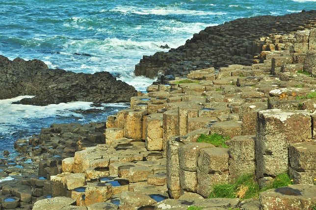 How many rain must a hiking boot suck, before he can rest on these stones? A f* lot, Bobby, but we made it: Giant's Causeway (Foto: Munich Globe Bloggers)