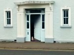 The neighbour that never was: „Open door!“ says Pussy Galore, Quay Road, Ballycastle (Foto: Munich Globe Bloggers)