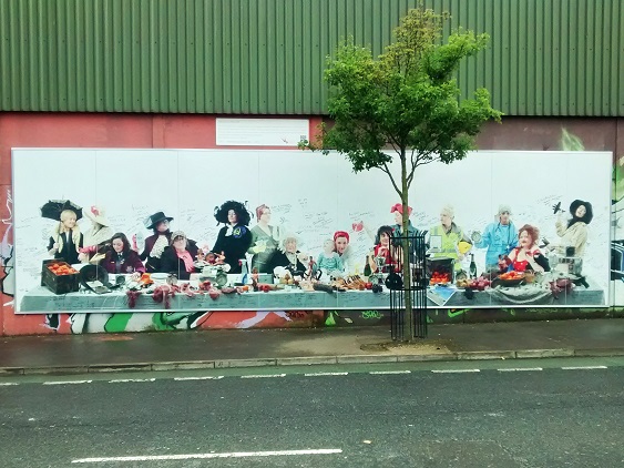 Eat the Brits! Piece of wall at the Crazy Mural Museum, Cupar Way, Belfast (Foto: Munich Globe Bloggers)