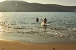 So sehen Sieger aus: Hulk Sebis und Paxi Dilemmachos beim „Aphrodite & Honey Rider Ähnlichkeits Synchron Stranding“ am Kolimbithra-Beach, Tinos (Foto: Munich Globe Bloggers)