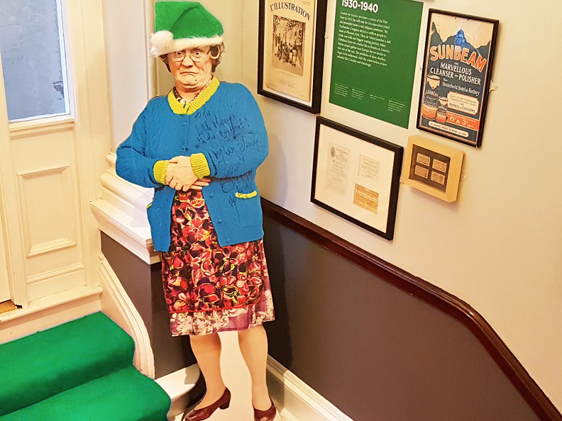 Shimmy down the Chimney: Santa, you smart little badass! You know how to make us talk and dance. (Foto: Munich Globe Bloggers / The Little Museum of Dublin / Tara Tulpe)