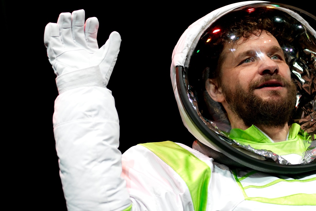 „Ein großes Bier für mich, ein kleines Bier für die Menschheit.“ The Grazian - Ösinaut Martin Puntigam beim Landejubeltraining auf Supererde (Foto: Ingo Pertramer)
