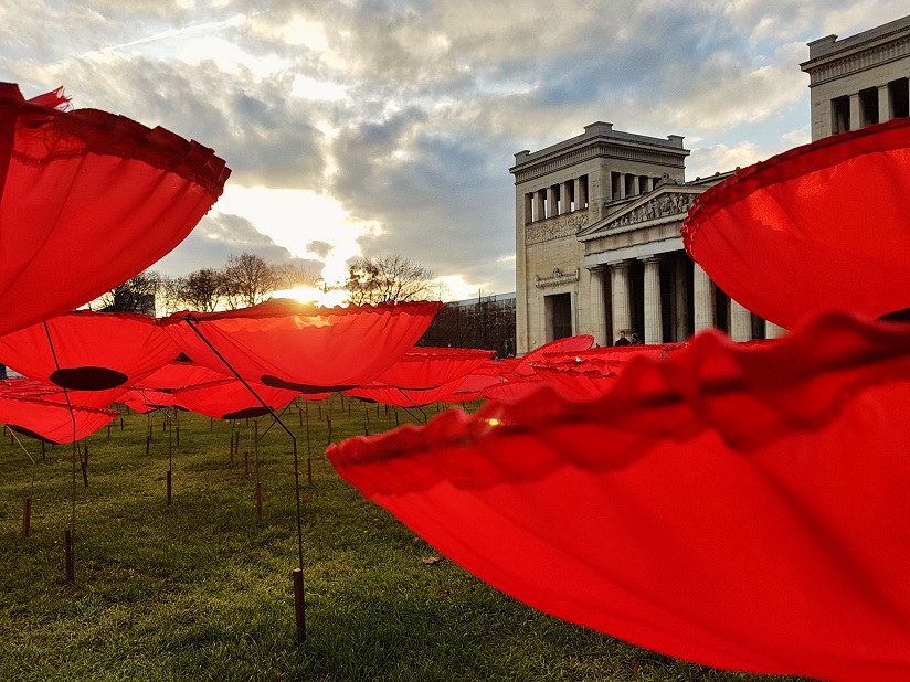 Poppy Anti-War-Memo: Walter Kuhns Post-Sheep-Installation „Never Again“ auf dem Münchner Königsplatz (Foto: Munich Globe Bloggers)