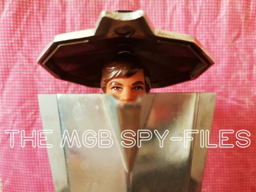 Kennen die Unterseite jedes Teppichs: die MGB-Spys – unsichtbarer als ein ausgetrunkener Whisky, hartnäckiger als Covid-19, -20 und -21, logischer als Mr. Spock, Porzellanladen-inkompatibler als Hellboy, wetterfester als Jack Kerouacs Daumen, ungenierter als Barbarellas Weltraum-Striptease und gechillter als der Dude. (Foto/Artwork: Munich Globe Bloggers)